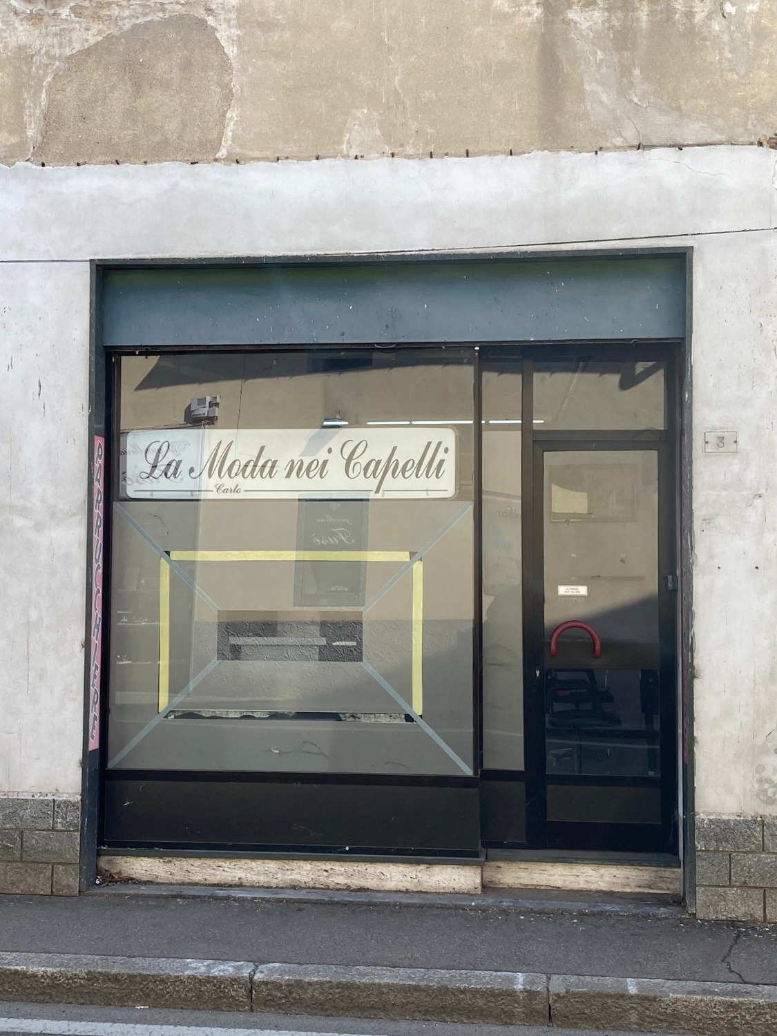 MARCALLO: NEGOZIO CON VETRINA IN CENTRO € 42.000