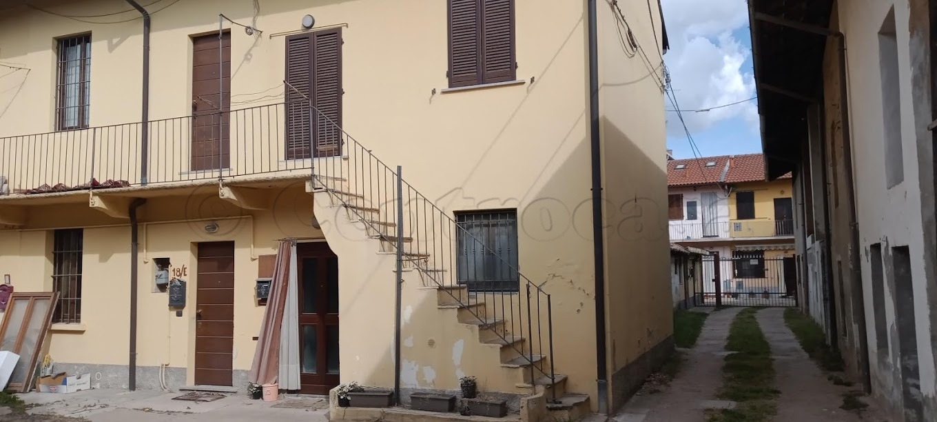 MAGENTA: CENTRALISSIMO BILOCALE IN CORTE € 74.000