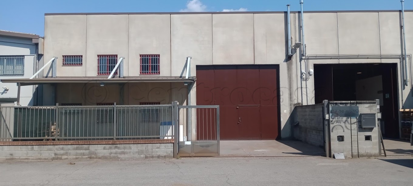 OSSONA: CAPANNONE 800 MQ € 25.000 ANNUI