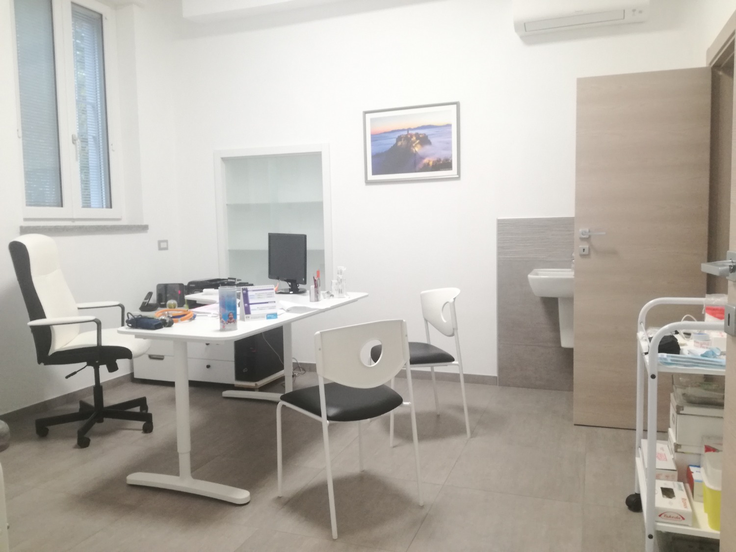 UA308 MAGENTA: Ufficio 3 locali indipendente € 800