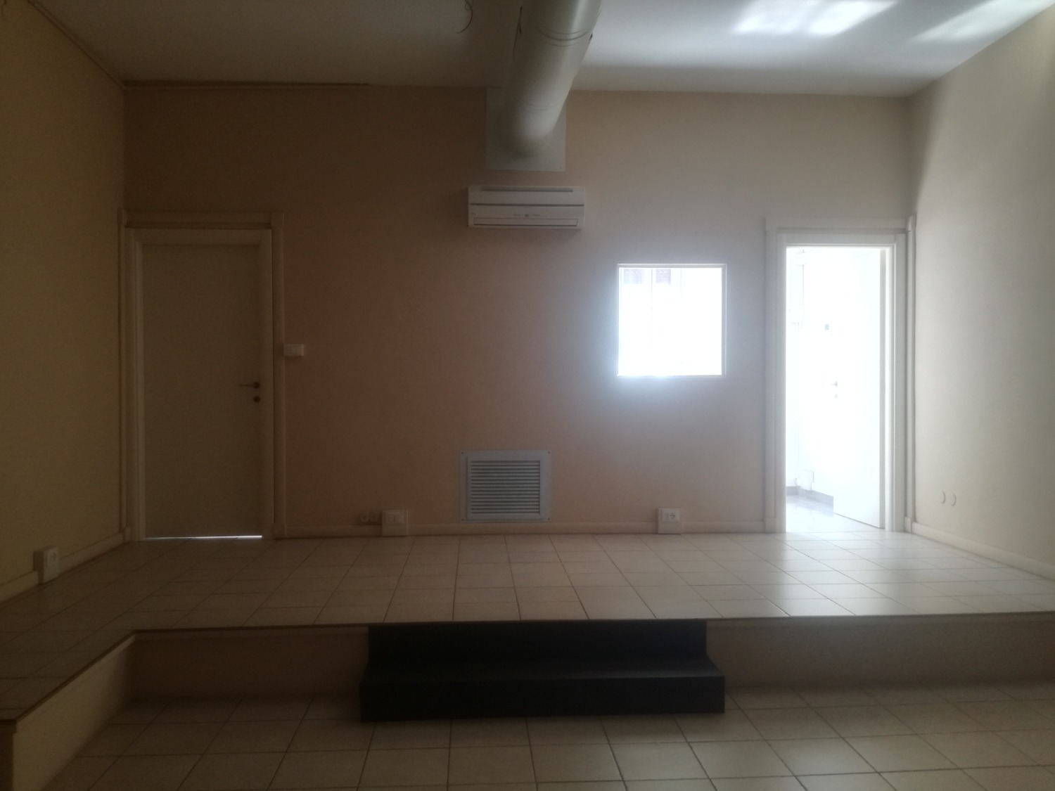 Rif. NA209 MAGENTA: NEGOZIO o UFFICIO/STUDIO € 400