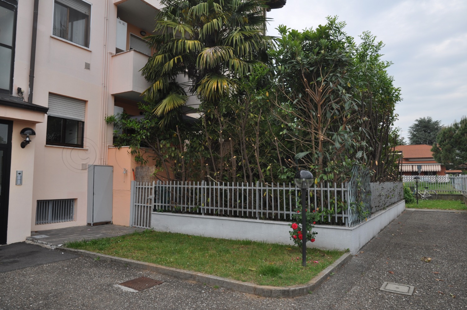 CORBETTA: 3 LOCALI CON GIARDINO € 202.000