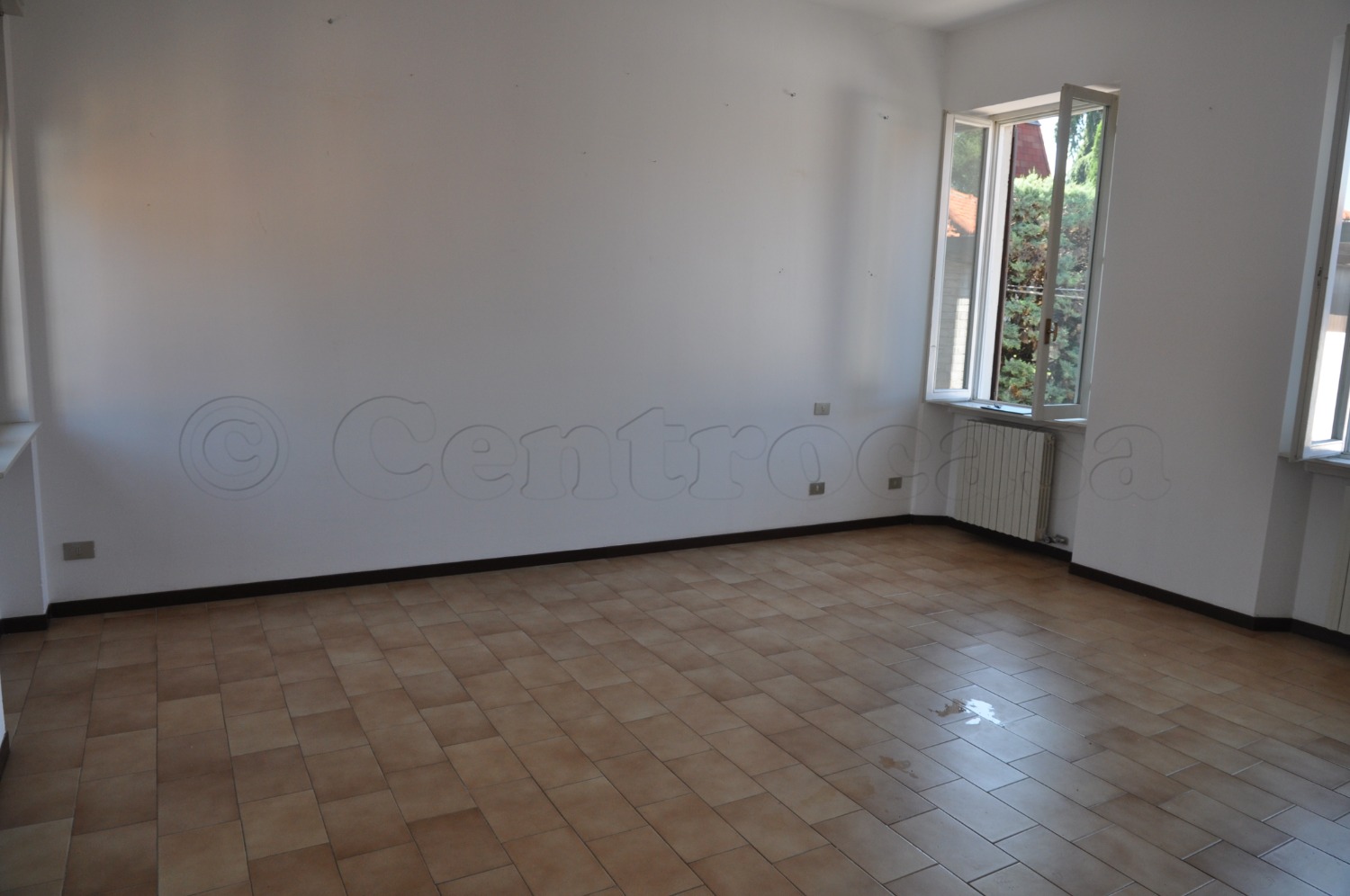 CORBETTA: MONOLOCALE IN CORTE € 380