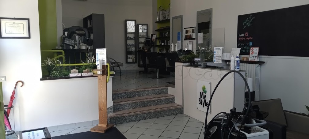 MAGENTA: NEGOZIO CON 3 VETRINE € 800