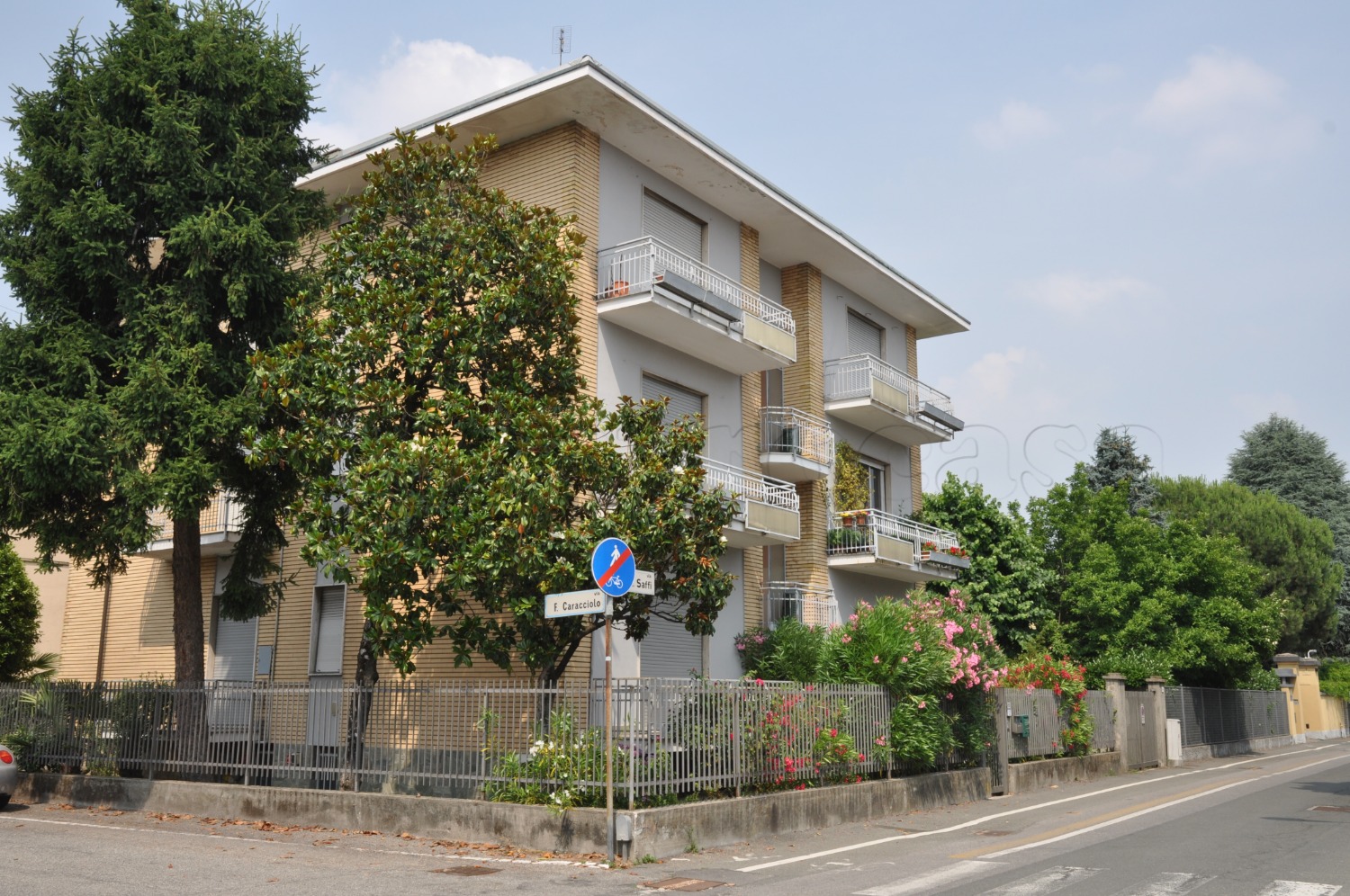 MAGENTA: AMPIO 3 LOCALI € 84.000