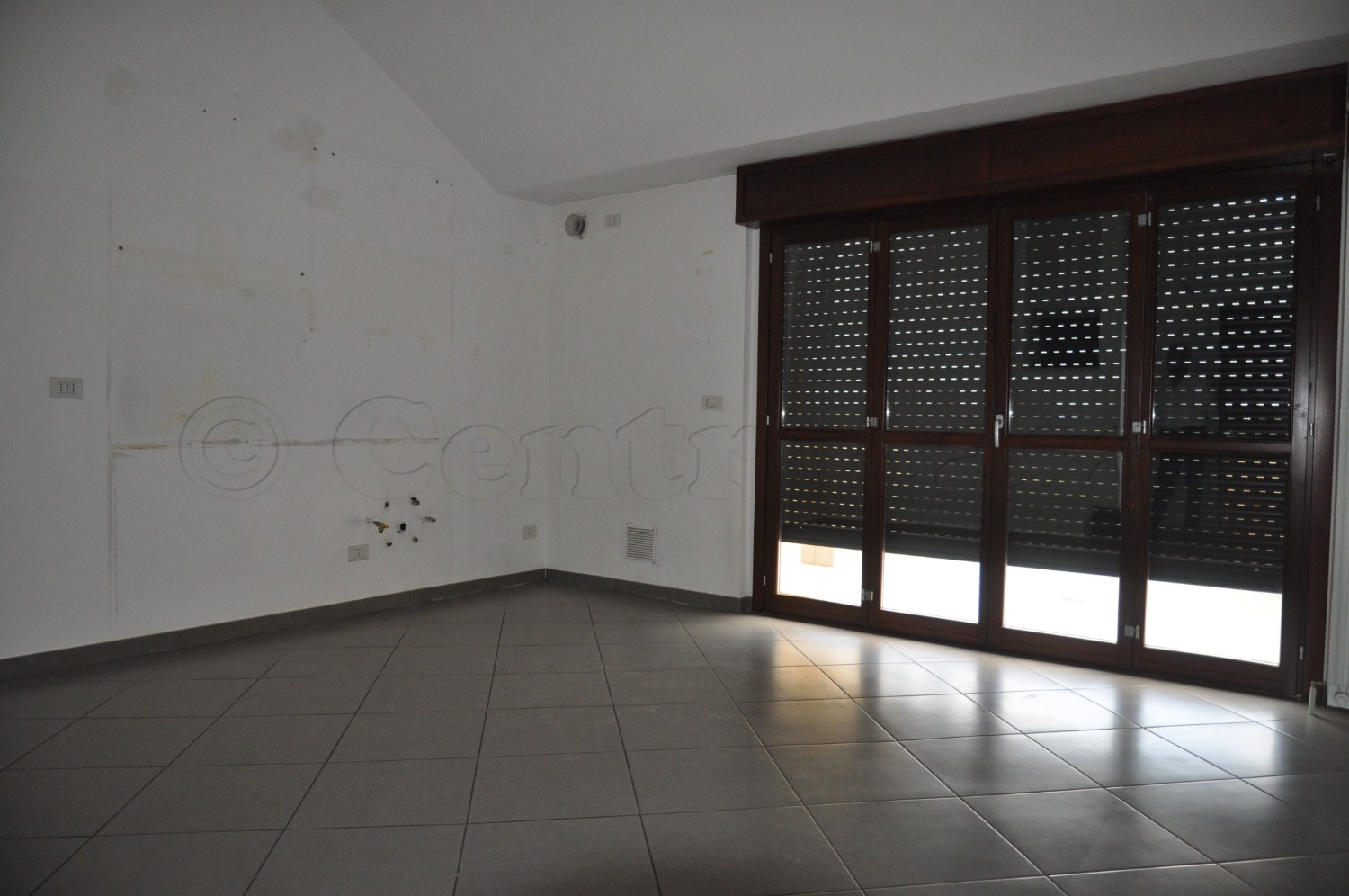 CORBETTA: TRILOCALE CON DOPPI SERVIZI E BOX € 750