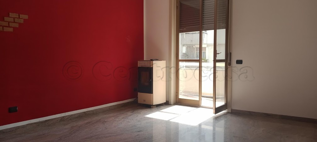 TRECATE: TRE LOCALI CON GIARDINO E BOX € 85.000