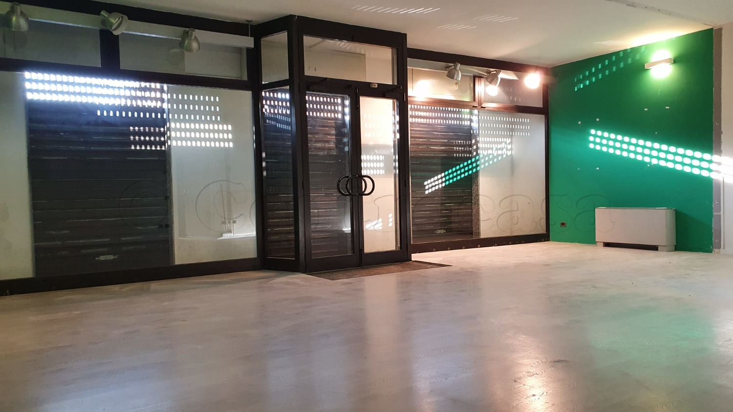 MAGENTA: VIA ROMA NEGOZIO CON 3 VETRINE € 1.000