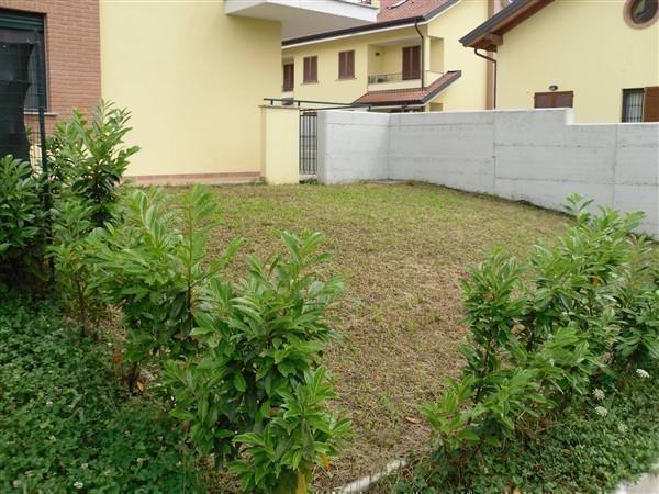 Magenta - 2 LOCALI con GIARDINO € 550