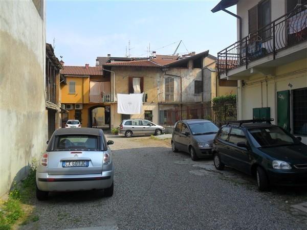 A2141 Magenta: Bilocale in corte arredato € 420