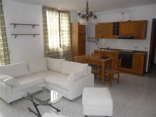 ISOLA -  BILOCALE ARREDATO IN CORTE € 550