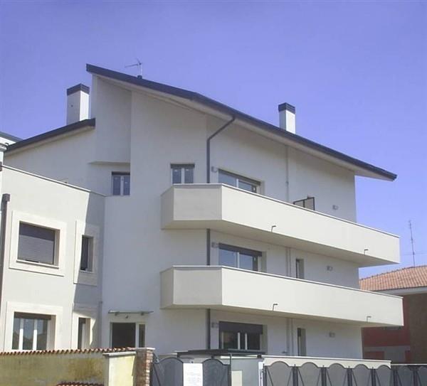 Rif. A3178 MAGENTA: 3 locali + taverna e box € 650