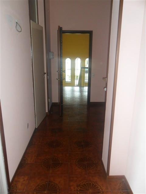 Rif. A3152 CASOREZZO 3 LOCALI VUOTO € 400