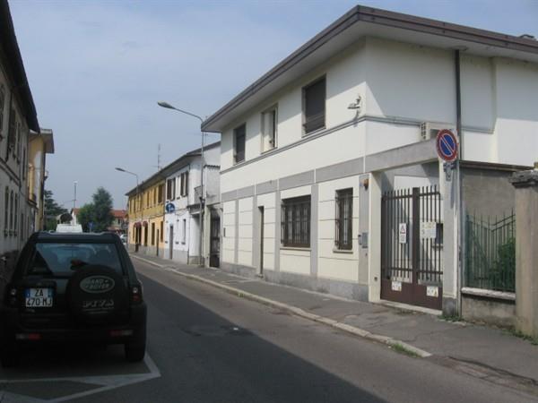 AA201 MAGENTA CENTRO NEGOZIO/UFFICIO € 450