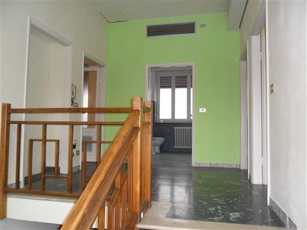 CENTRO -  Loc.Commerciale 4 locali € 600 LA404