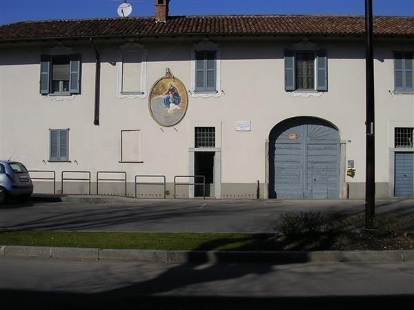 ABBIATEGRASSO:Bilocale tipica corte lombarda  € 89.000