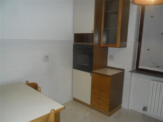 ROBECCO S/N - 3 LOCALI + DOPPI SERVIZI € 130.000 T3190